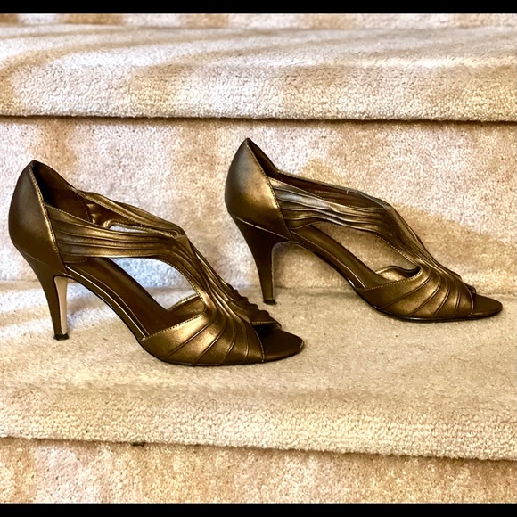🛍2/$25🛍~ Bronze open toe pumps - Picture 4 of 4
